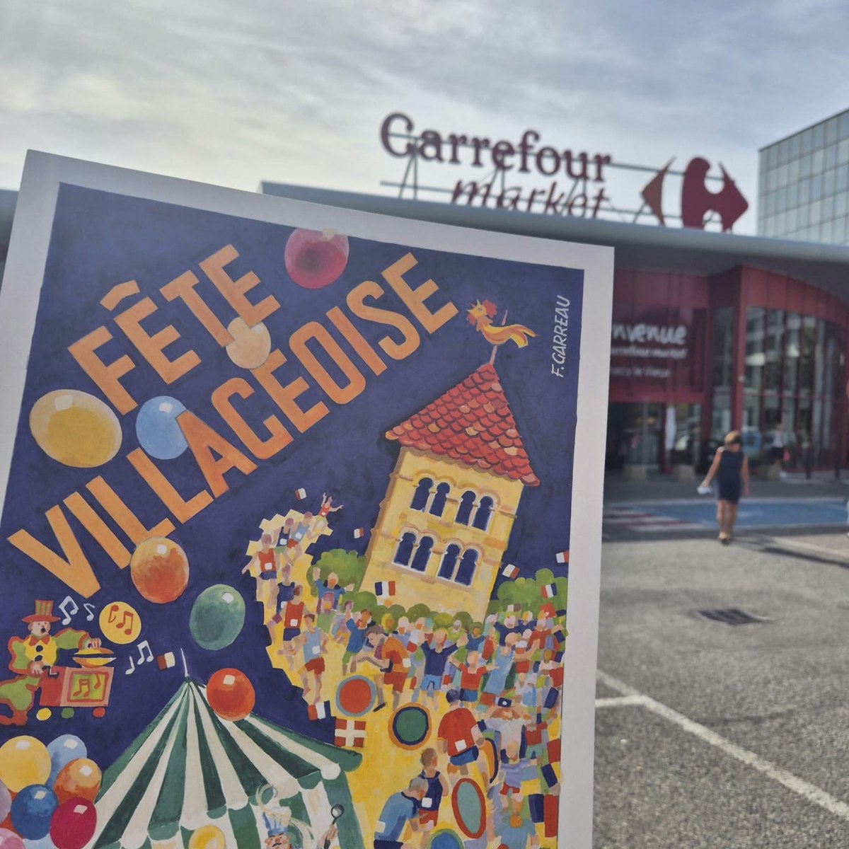 L'affiche 2026 de la F&ecirc;te Villageoise devant le Carrefour Market d'Annecy-le-Vieux