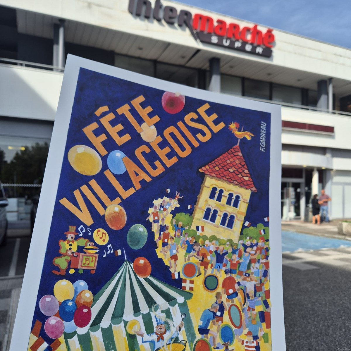 L'affiche 2026 de la F&ecirc;te Villageoise devant l'Intermarché Super d'Annecy-le-Vieux