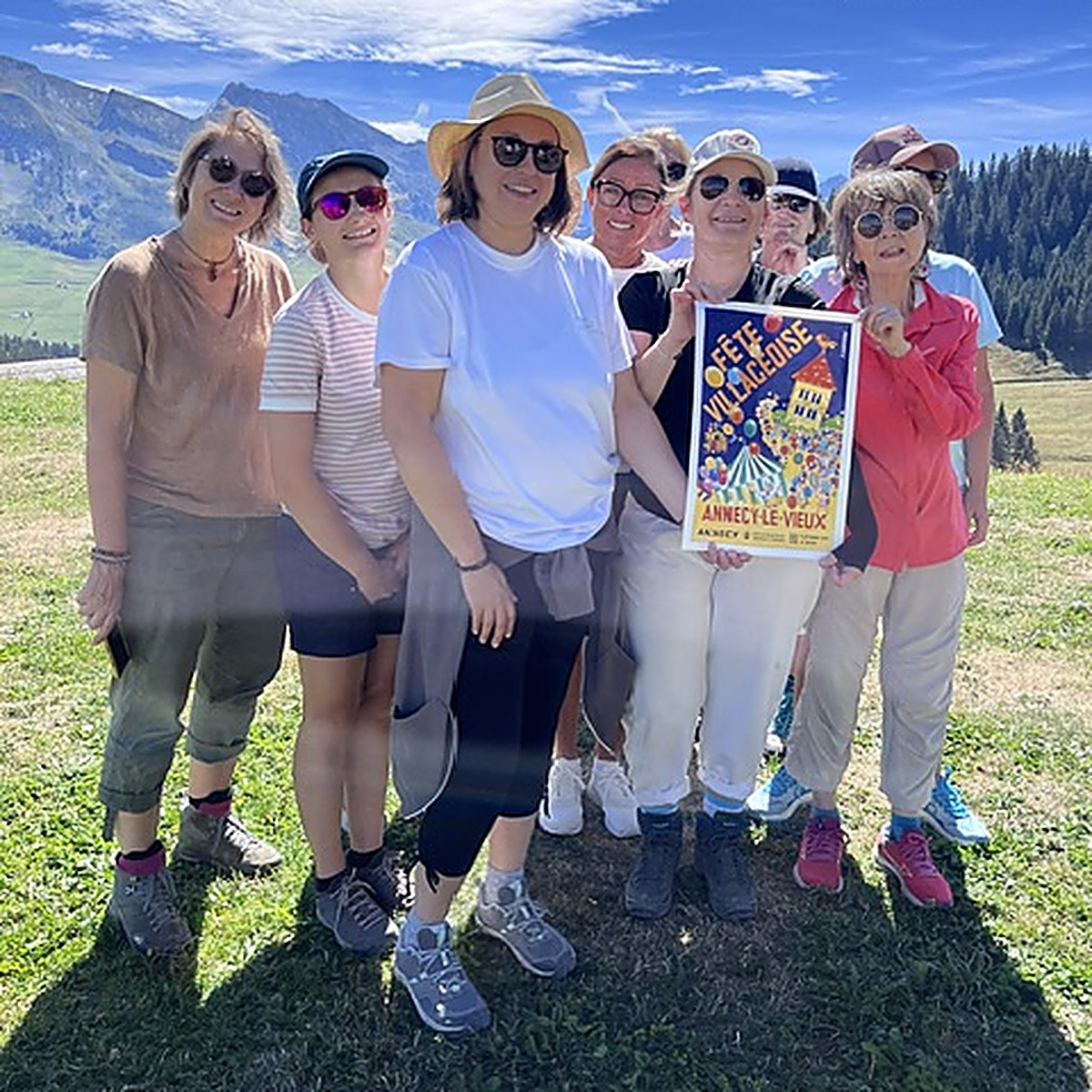 Les bénévoles des Belles échappées présentent l’affiche 2026 de la Fête Villageoise